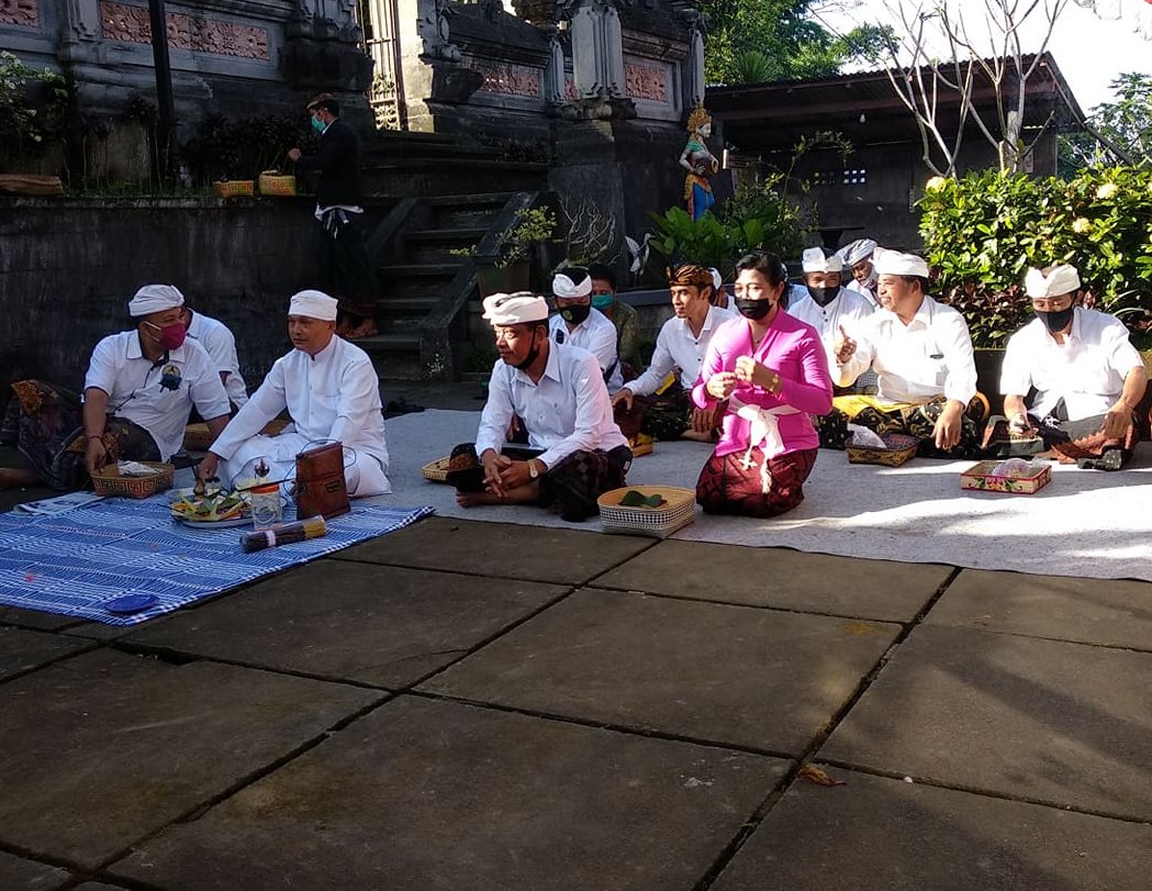 Sembahyang Bersama Hari Saraswati di Kantor Perbekel Desa Kayubihi