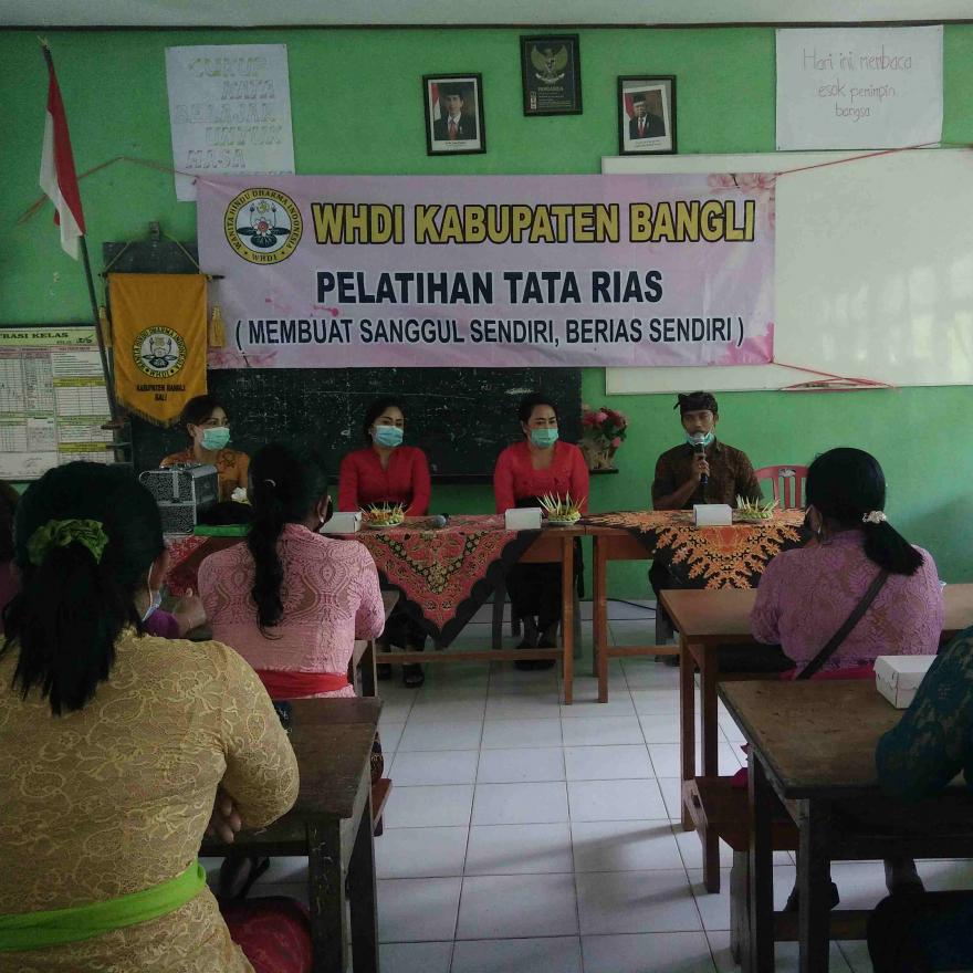 Pelatihan Tata Rias oleh WHDI Kabupaten Bangli Di Desa Kayubihi