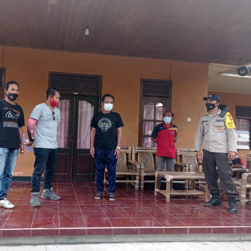 Pemberian Bantuan Sembako Dari Relawan Bali Untuk Warga Kurang Mampu Di Desa Kayubihi