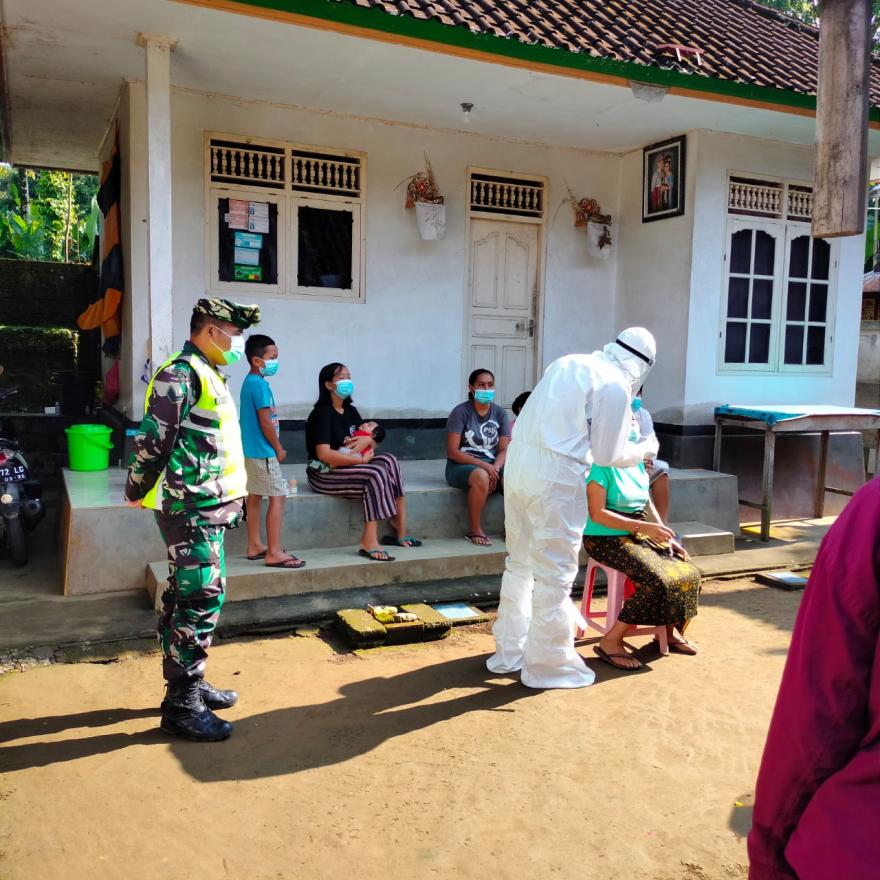 Satgas Gotong Royong  Dampingi Pelaksanaan Rapit Antigen di Banjar Dinas Mampeh 