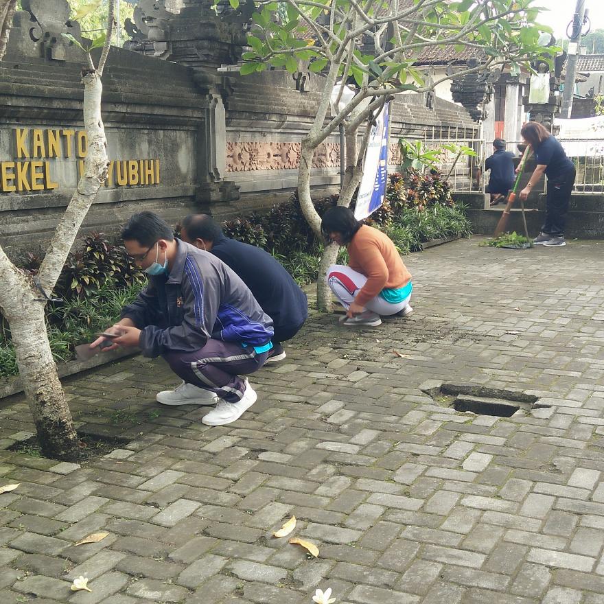 Kegiatan Jumat Bersih Di Kantor Desa Kayubihi