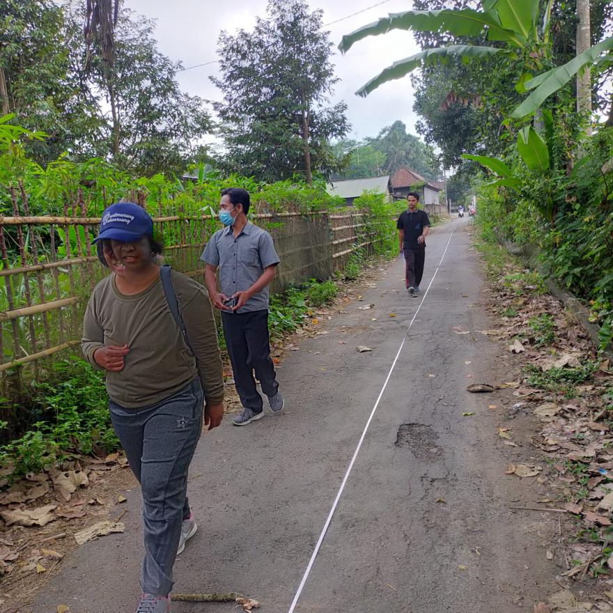 Survey Jalan Desa Oleh Tim Penyusun Rencana Kerja Pemerintah Desa Kayubihi 